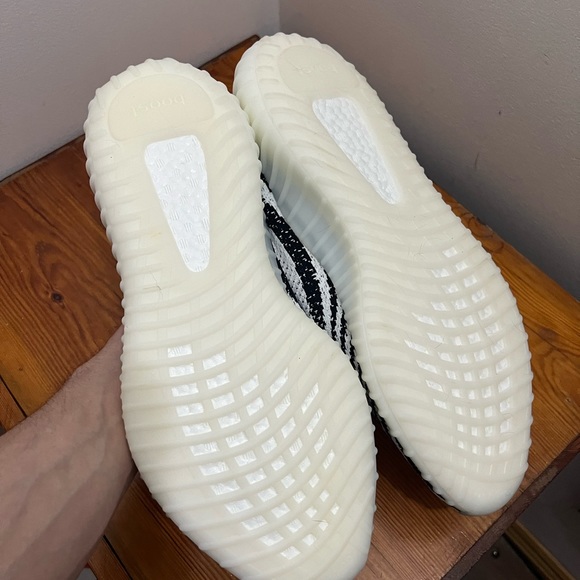 Dead stock Yeezy Boost 350 V2 ‘Zebra’ - Picture 2 of 6